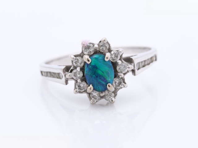 Ｋ１８リング　オパール　ダイヤ　総３．０ｇ