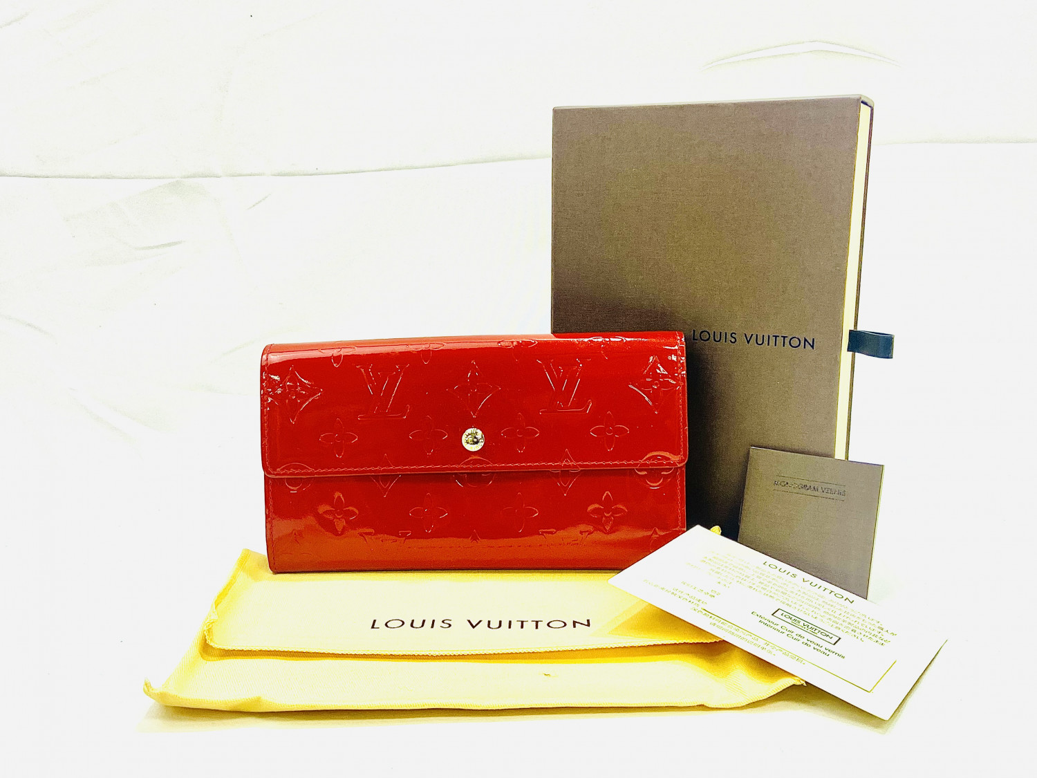 Louis Vuitton Pochette Porte monnay Credit Bi-fold Enamel Long Wallet Monogram Vernis Rouge M91281
